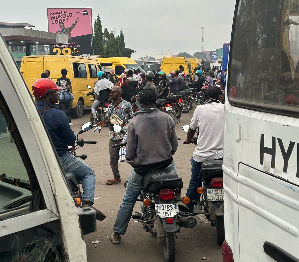 YvesBuya1's tweet photo. #Ville morte  | Situation 7h 24 

Engouement à l’UPN. Rien d’inhabituel n’a été constaté par le reporter d’Ouragan. Les motocyclistes et chauffeurs mènent leurs activités normalement. Les vendeurs exposent leurs marchandises sans inquiétude. https://t.co/bLqtVjmxQn