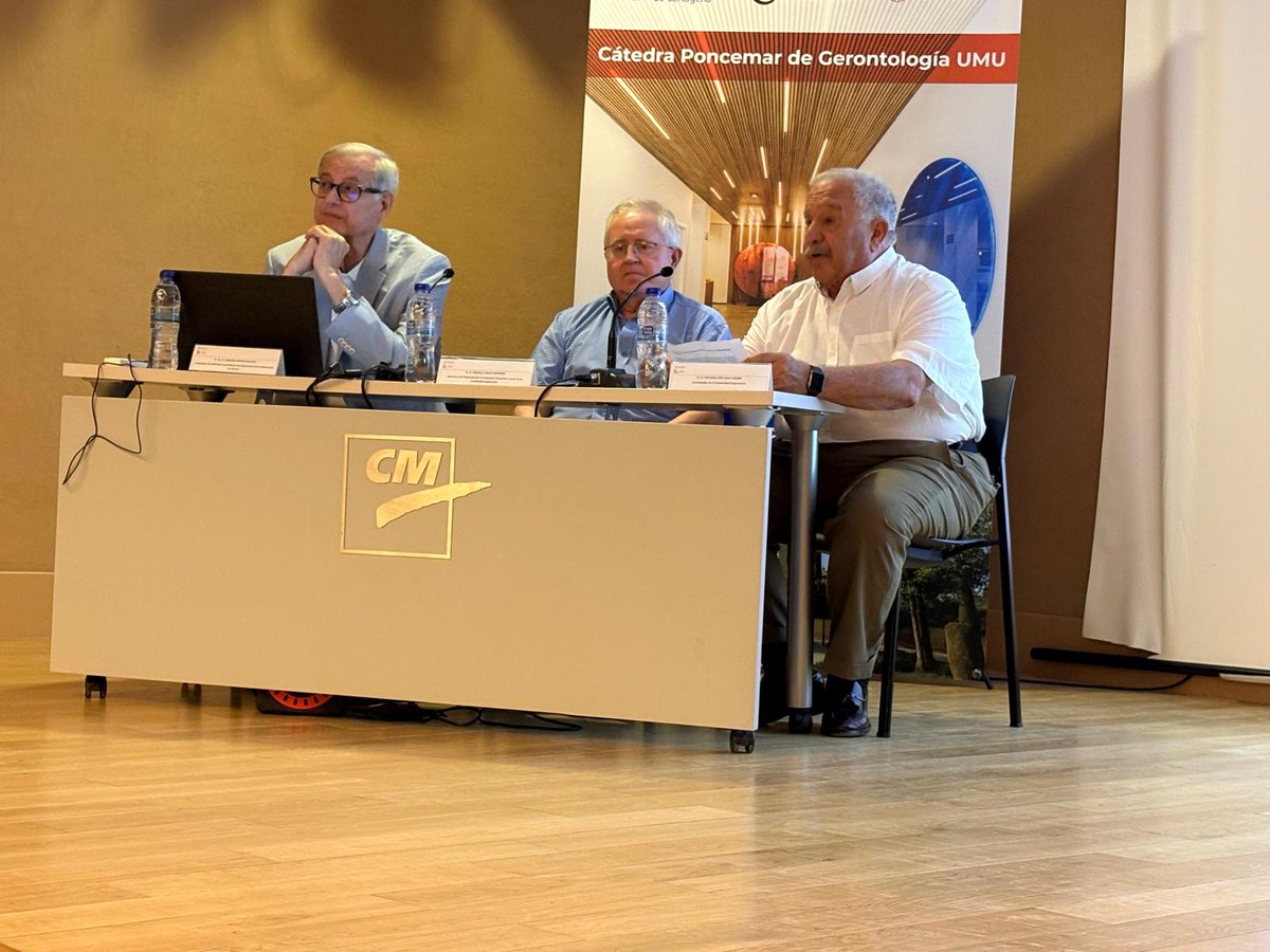 CatedraPoncemar's tweet photo. Ayer, dentro de la V Edición de la Universidad de la Experiencia de la Fundación Poncemar, aprendimos sobre economía con el Dr. D. Joaquín Aranda Gallego. Muy agradecidos a los asistentes por su seguimiento a estas charlas. Seguimos avanzando en la especialización en mayores 👏🏼 https://t.co/uVzS7BqyNC