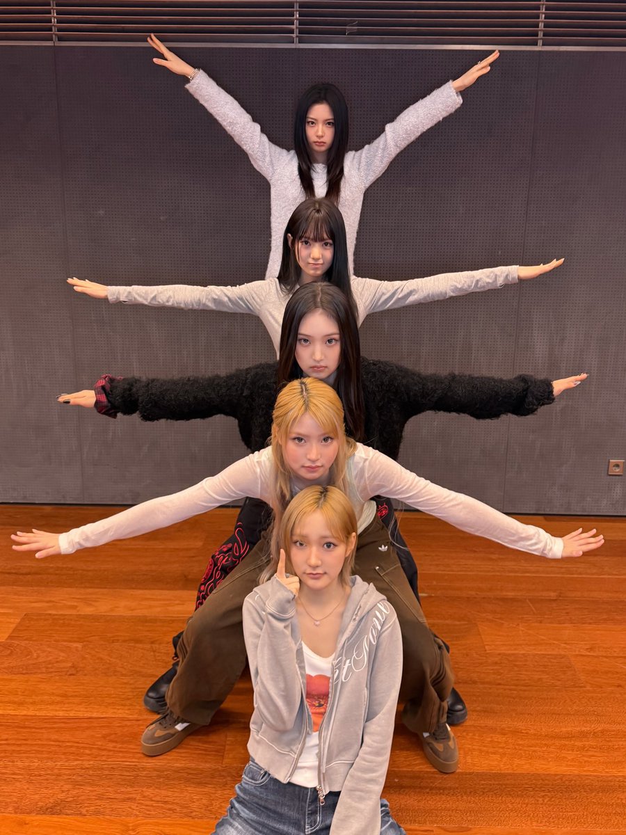 Lbeesol's tweet photo. 📸>> It’s the way everyone starts laughing before the camera clicks, the way nobody can stay serious for more than three seconds, and the way every pose somehow turns into complete chaos! today we decided to try every friendship pose possible, and honestly? (っ˶ ˘ ᵕ˘)ˆᵕ ˆ˶ς) https://t.co/IFqNbKLZJu
