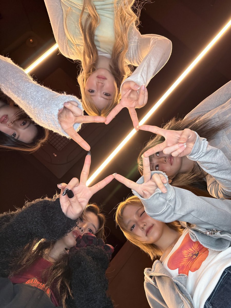 Lbeesol's tweet photo. 📸>> It’s the way everyone starts laughing before the camera clicks, the way nobody can stay serious for more than three seconds, and the way every pose somehow turns into complete chaos! today we decided to try every friendship pose possible, and honestly? (っ˶ ˘ ᵕ˘)ˆᵕ ˆ˶ς) https://t.co/IFqNbKLZJu