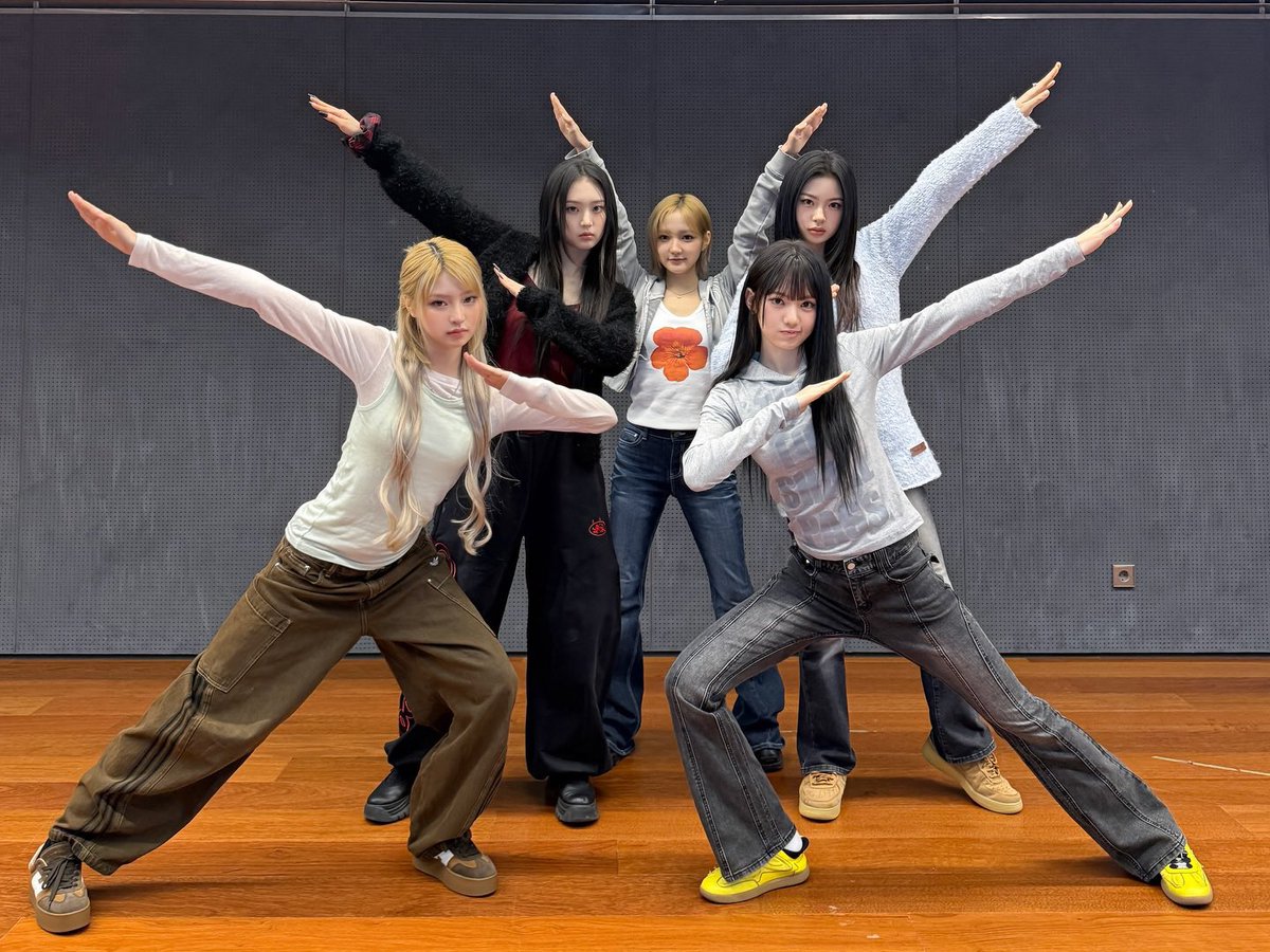 Lbeesol's tweet photo. 📸>> It’s the way everyone starts laughing before the camera clicks, the way nobody can stay serious for more than three seconds, and the way every pose somehow turns into complete chaos! today we decided to try every friendship pose possible, and honestly? (っ˶ ˘ ᵕ˘)ˆᵕ ˆ˶ς) https://t.co/IFqNbKLZJu