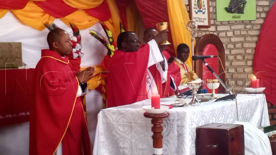newvisionwire's tweet photo. 𝗞𝗮𝘀𝗲𝘀𝗲 𝗺𝗮𝗿𝗸𝘀 𝗠𝗮𝗿𝘁𝘆𝗿𝘀’ 𝗗𝗮𝘆 𝘄𝗶𝘁𝗵 𝘀𝗰𝗶𝗲𝗻𝘁𝗶𝗳𝗶𝗰 𝗰𝗲𝗹𝗲𝗯𝗿𝗮𝘁𝗶𝗼𝗻
Kasese Catholic Diocese, which had been scheduled to lead this year’s Martyrs’ Day national celebrations at Namugongo, held its main Mass at Our Lady of Assumption Cathedral in Kasese Municipality.

In his homily, Bishop Francis Aquirinus Kibira called on believers to become “martyrs of truth,” urging them to uphold integrity and remain steadfast in their faith.

The service was conducted in line with Ministry of Health guidelines, including handwashing and social distancing, amid concerns about the spread of Ebola.

Bishop Kibira also cautioned leaders against corruption and speaking ill of others in pursuit of political office.

Pictures by Samuel Amanyire
#VisionUpdates
