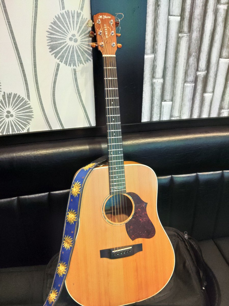 kenji31's tweet photo. 本日です｢生音ライブ｣ふらっと♭遊びに来て下さい。
生音でも良く鳴るこのギターをどう弾こうかな～
楽しみです。 https://t.co/HOxNBogHis