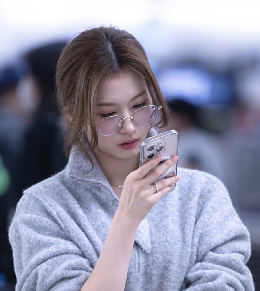 SANABESTGlRL's tweet photo. airport gf sana we still talk about you https://t.co/Vsoc6m3CEq