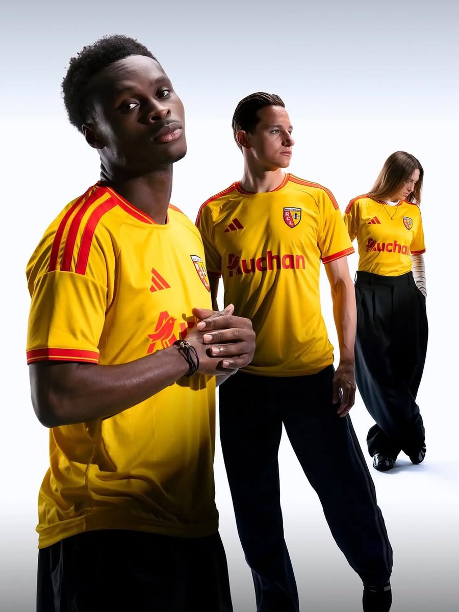 MikeQuJun's tweet photo. Presentazione della maglia home del RC Lens 2026-2027 ❤️🤍
Il nostro voto per questa maglia: 8/10 💥💥💥
#RCLens #RCLens2026 #MaillotRCLens #Ligue1 #HomeJersey https://t.co/Sn9uqvD8ra