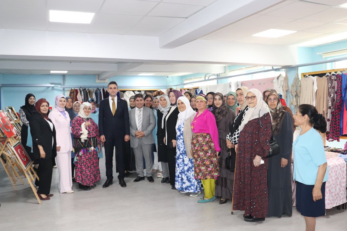 selendikaym's tweet photo. Kaymakamımız Sayın Mücahit Enes YILDIZ, Halk Eğitimi Merkezi Müdürlüğü tarafından "Hayat Boyu Öğrenme Haftası" kapsamında düzenlenen yıl sonu etkinliğine katılarak sergilenen el sanatları ürünlerini inceledi ve emeği geçenlere teşekkür etti.
📎https://t.co/ScMV5yxdqQ https://t.co/tJN8yGvO7H