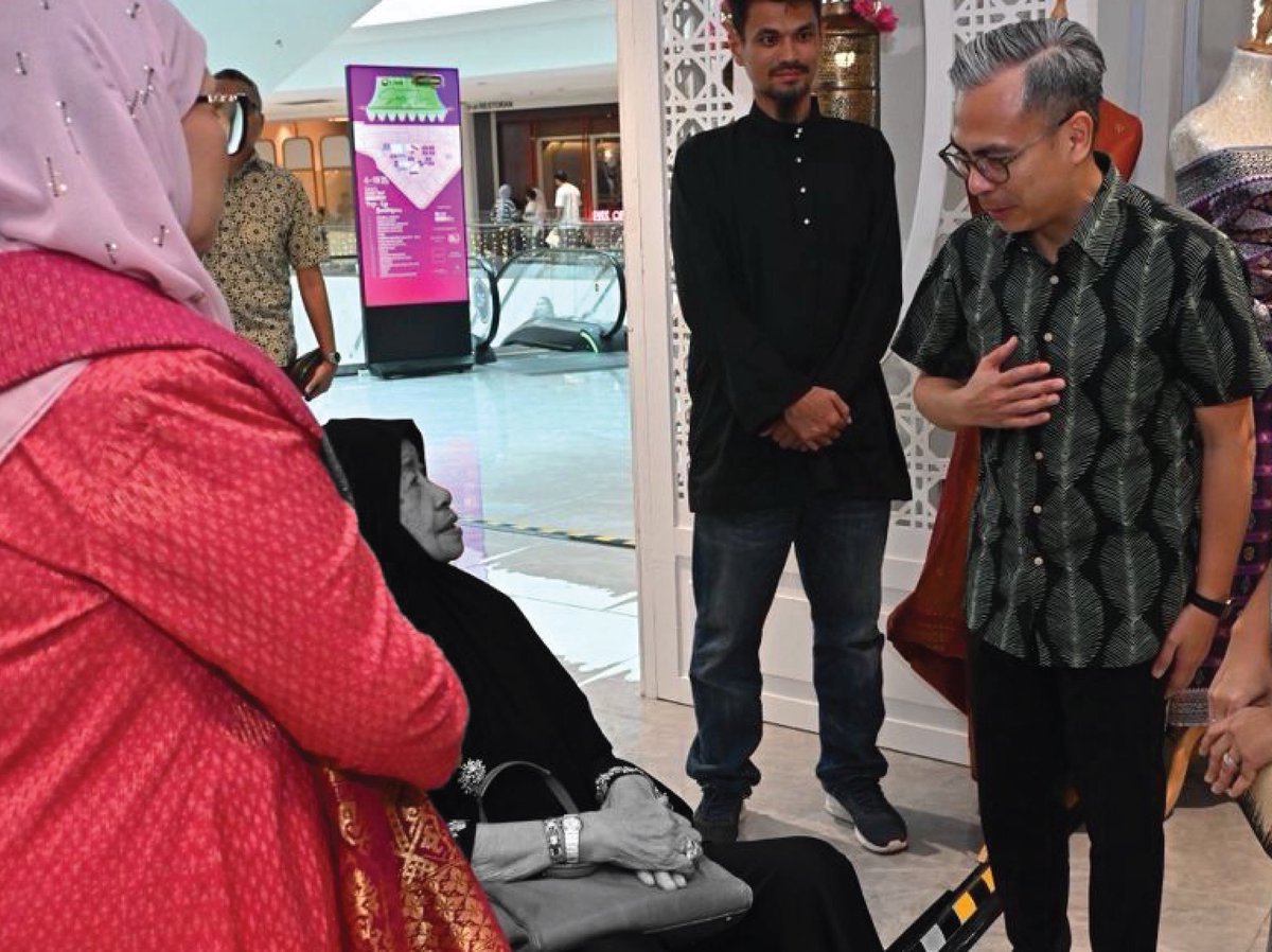 fahmi_fadzil's tweet photo. Innalillahi wa inna ilaihi raji’un.

Takziah saya ucapkan buat keluarga Allahyarhamah Hajjah Zainab binti Mamat, adiguru kraf songket tenun Terengganu yang amat dihormati.

Jasa dan sumbangan Allahyarhamah dalam memelihara, mengangkat dan memartabat kraf songket tenun akan sentiasa dikenang.

Pemergian beliau satu kehilangan besar kepada dunia kraf negara, khususnya dalam usaha memastikan khazanah budaya bangsa terus hidup dan dihargai oleh generasi seterusnya.

Semoga Allah SWT mencucuri rahmat ke atas roh Allahyarhamah, mengampunkan segala dosanya dan menempatkan roh beliau dalam kalangan orang-orang yang beriman. 

Al-Fatihah.