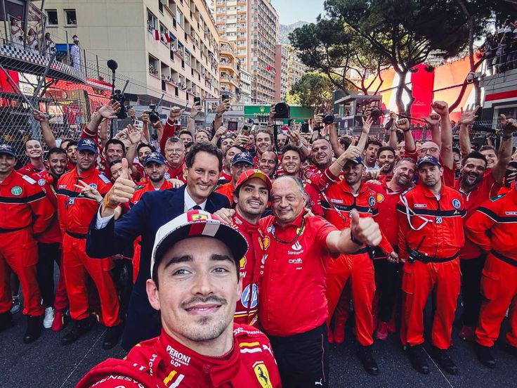 lecle16c's tweet photo. o charles renovou o contrato com a ferrari. sempre foi e sempre será ferrari para ele. essa é a família dele 🥺 https://t.co/SWQ2HxCy6G