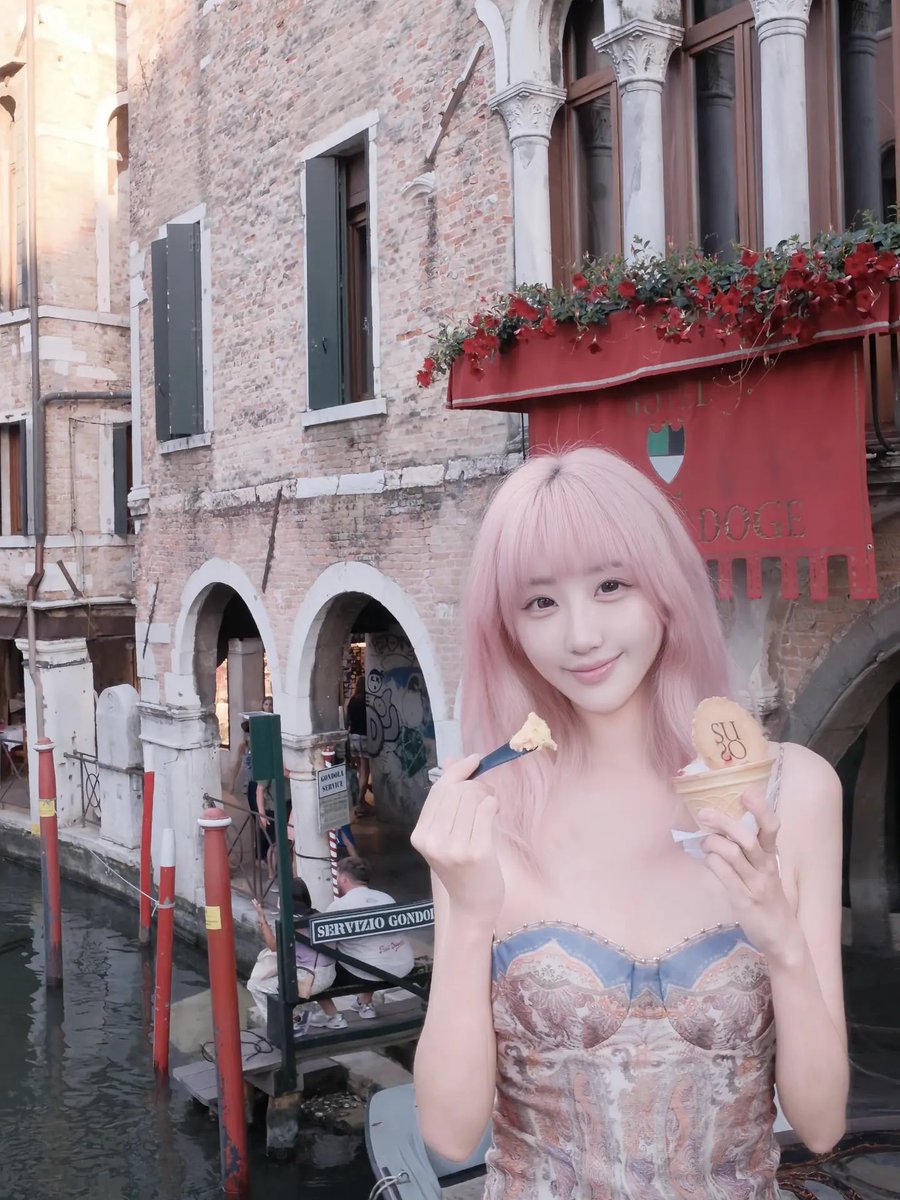 Yoococonut's tweet photo. 在威尼斯的一天～～ #travel #Chinese #girl https://t.co/S7ioNltpsI