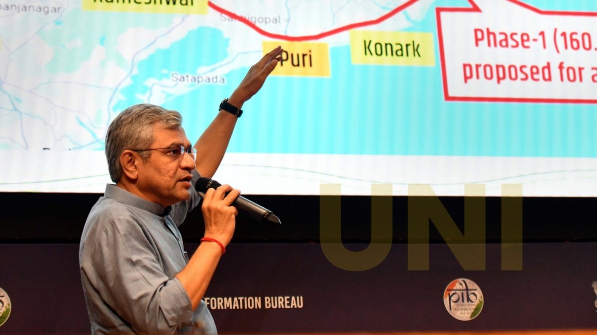 UNI_Photos's tweet photo. In Photos | Union Minister for Information & Broadcasting and Railways, Ashwini Vaishnaw, addresses the media during a briefing on Cabinet decisions in New Delhi on Wednesday (03/06).

📸: Prem Singh / UNI

@AshwiniVaishnaw | #AshwiniVaishnaw | #India | #DigitalIndia | #Government | #NewDelhi | #UNI