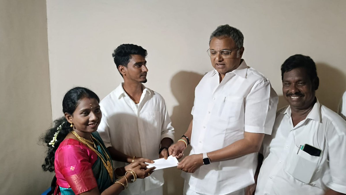 KartiPCoffice's tweet photo. சிவகங்கை தொகுதி பாராளுமன்ற உறுப்பினர் திரு. @KartiPC அவர்கள் புதுக்கோட்டை தெற்கு மாவட்ட காங்கிரஸ் @INCTamilNadu கமிட்டி செயலாளர் திரு. கிருஷ்ணமூர்த்தி அவர்களின் மகள் திருமண விழாவையொட்டி மணமக்களுக்கு வாழ்த்து தெரிவித்த போது https://t.co/5cj9V81iB9