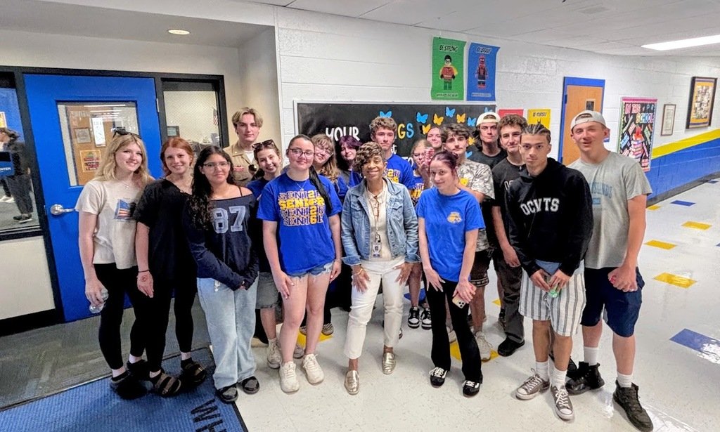 MTSDnews's tweet photo. Once kindergarteners, now graduates! MTHS seniors returned to Whiting School for “The Last Recess,” enjoying games, memories, and one final visit before graduation. Read about this heartwarming experience at https://t.co/SVkGebC16H. https://t.co/FsdlKJg01r