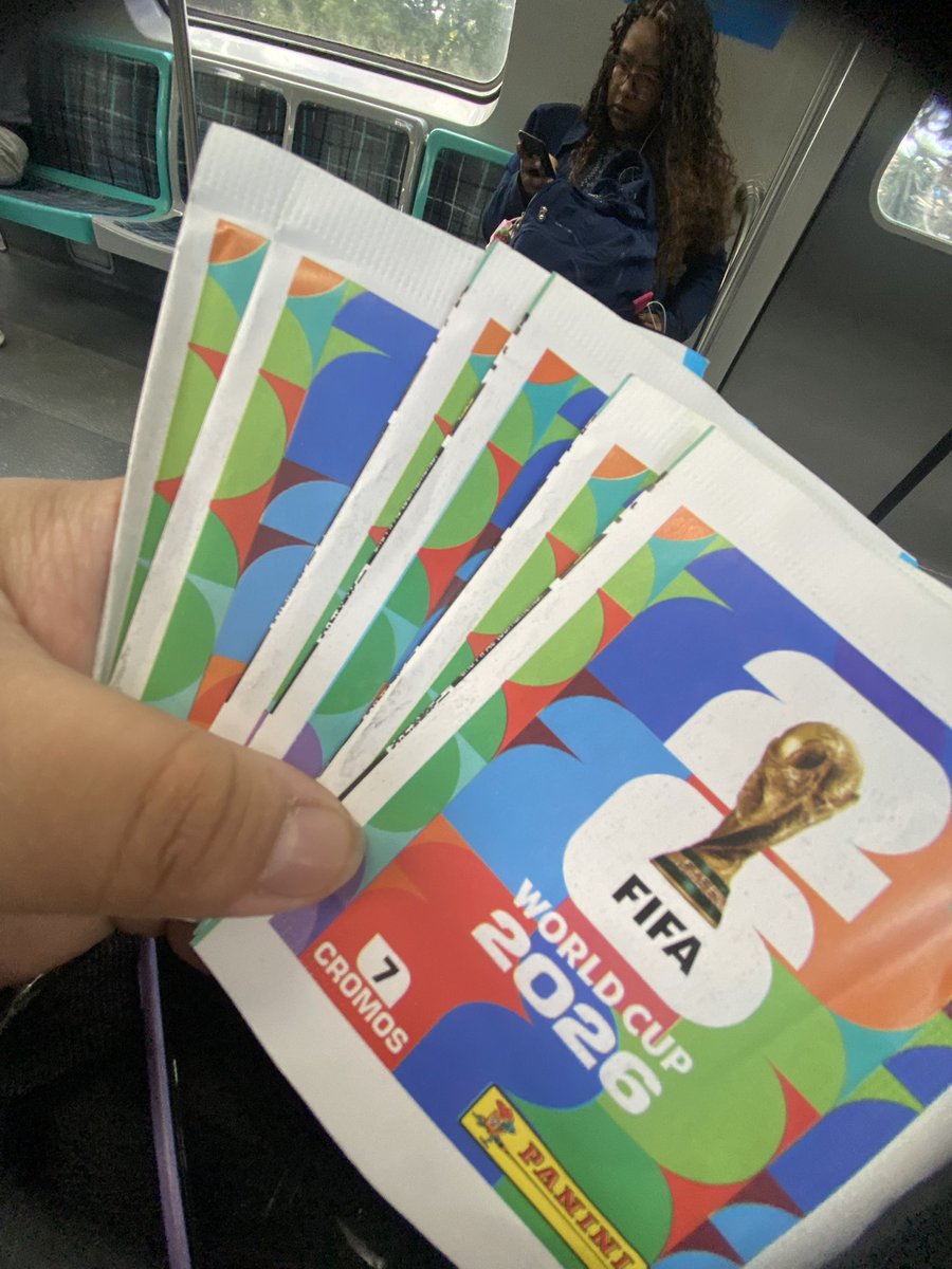 fladudex's tweet photo. o cara no trem vendendo o pacotinho de figurinhas da copa por 5$, peguei ainda 6 pacotes por 30$

é falsa? provavelmente 

DEUS EH BOM O TEMPO TODO https://t.co/Fi0lt1YOpx