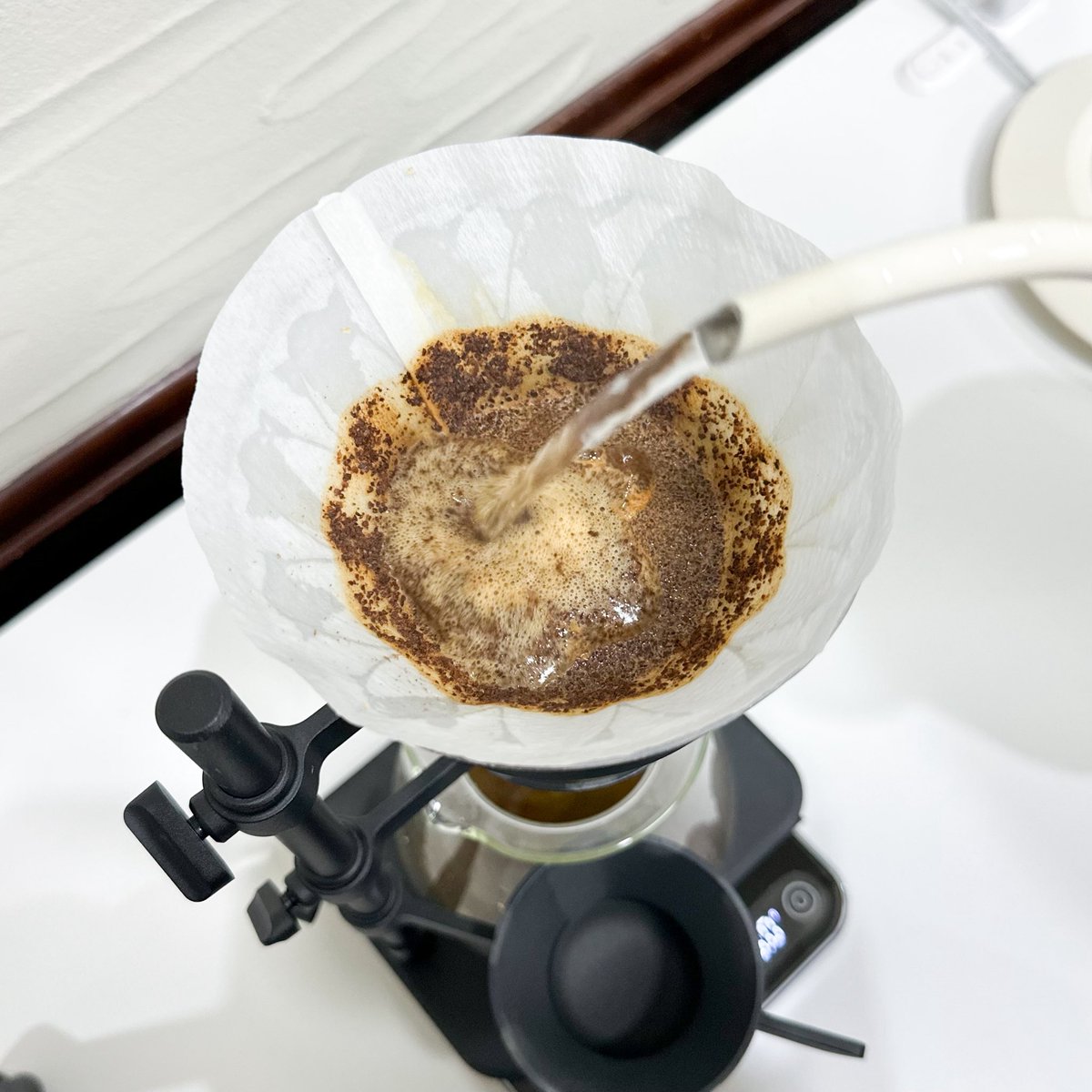 KenkenCoffee's tweet photo. Peru🇵🇪EL MORITO Washed
20g, LAGOM P80 5.0
93℃, Ratio 1:18, Total Time 3:10
TDS1.26%, EY19.56%

湯温93℃に下げてみる。

苦味の刺激がかなり抑えられた。
特に一口目の。

質感も悪くない。
クリーミーなチョコレート感。

もっといろいろ試してみよう🤔 https://t.co/voNipRLeLN