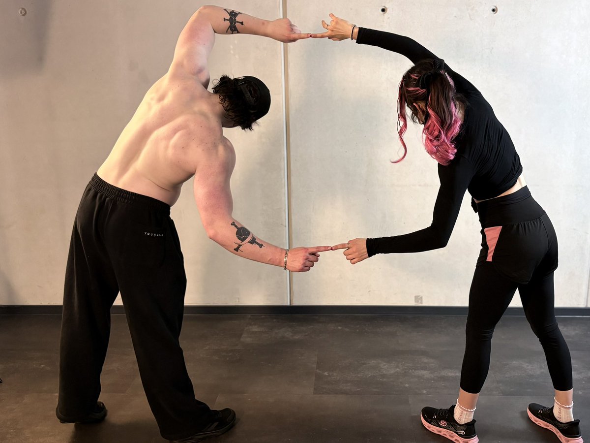 kiyichu's tweet photo. Und natürlich waren @NezuAwoo und ich vor der Dokomi erstmal im Gym.

Euer #FitnessChu Team, stehts zu Diensten! 💪🏻🫡

(Bin so ein Lauch neben ihm HOLY) https://t.co/Vat4BCvz26
