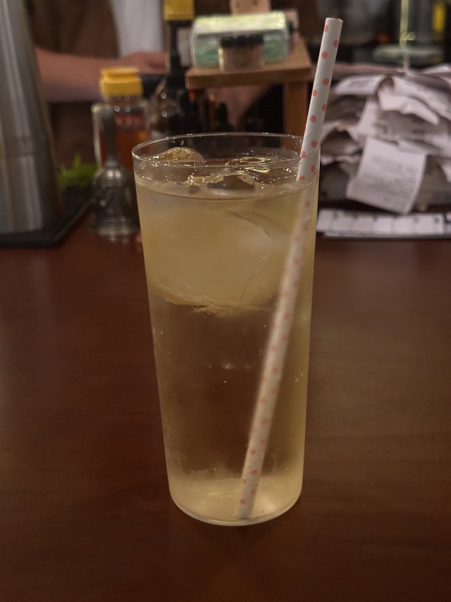 Rutilate27's tweet photo. 来酒吧喝番石榴果汁了——允许一切发生（无醇）
顺带让老板送个杯上次没喝出味的威士忌嗨棒，确实怡泉苏打水味，毫无记忆点 https://t.co/q1LLxpVapI