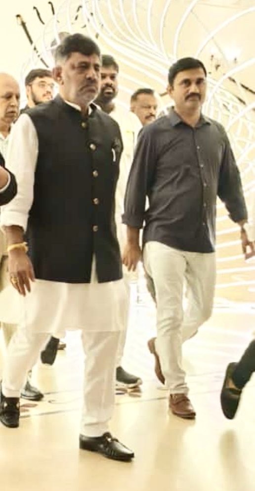 PittaRamReddy's tweet photo. "Heartiest congratulations to @DKShivakumar garu 💐 on taking oath as the Karnataka Chief Minister. 
Wishing you a successful tenure filled with great governance, prosperity, and development for the state and its people." 🙏💐 
@INCKarnataka @INCIndia @INCTelangana https://t.co/BiwuPKRwcg