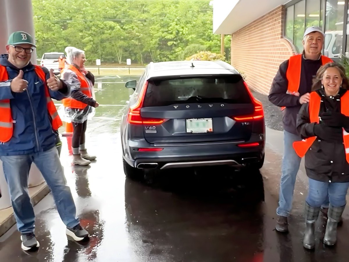 BankNH's tweet photo. Rain couldn't stop us! 🌧️🗂️ 

Thank you to everyone who joined us for our Community Shred Day. We loved seeing so many familiar and new faces come out to safely dispose of documents and connect with our team. We appreciate your support and look forward to the next one! https://t.co/iqJNctz1iB