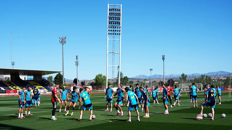 futgal's tweet photo. 👨‍💻 𝑹𝒊𝒂𝒛𝒐𝒓 𝒅𝒆𝒔𝒑𝒊𝒅𝒆 𝒂́ @SEFutbol 𝒓𝒖𝒎𝒃𝒐 𝒂 𝑼𝑺𝑨

A Coruña xa conta as horas para recibir á Selección Española, que este xoves disputará en territorio nacional o último amigable antes de partir cara o Mundial

🗞️ PREVIA: https://t.co/Vcpn8g6nvl https://t.co/TLwyMNseIh