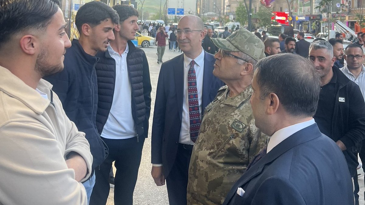 TeomanZeydan's tweet photo. Bir dizi temaslarda bulunmak üzere ilimize gelen Kara Kuvvetleri Komutanımız Orgeneral Sayın Metin Tokel Paşa ile İkinci Ordu Komutanımız Sayın Zorlu Topaloğlu’nu ilçemizde ağırlamaktan onur duyduk.

Program kapsamında esnafımız ve vatandaşlarımızla bir araya gelen kıymetli komutanlarımızın gösterdiği yakın ilgi ve samimiyet, hemşehrilerimiz tarafından da büyük bir memnuniyetle karşılanmıştır.

Devletimizin vatandaşlarımızla kurduğu güçlü bağın sahadaki en güzel örneklerinden birine vesile olan bu anlamlı ziyaret dolayısıyla kendilerine teşekkür ediyor; Yüksekova’mıza gösterdikleri ilgi ve kıymetli destekleri için şükranlarımı sunuyorum.