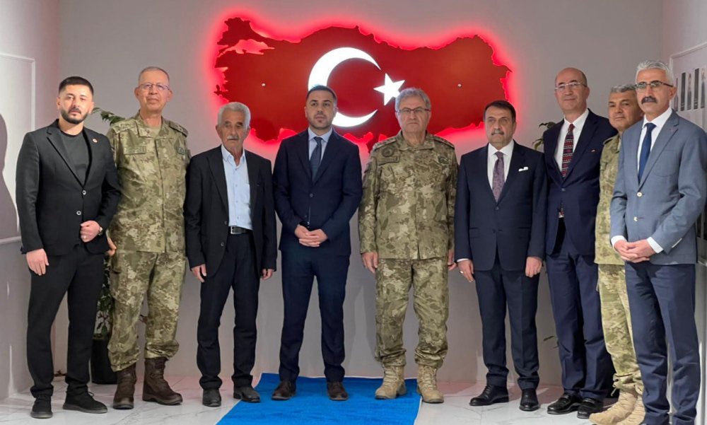 TeomanZeydan's tweet photo. Bir dizi temaslarda bulunmak üzere ilimize gelen Kara Kuvvetleri Komutanımız Orgeneral Sayın Metin Tokel Paşa ile İkinci Ordu Komutanımız Sayın Zorlu Topaloğlu’nu ilçemizde ağırlamaktan onur duyduk.

Program kapsamında esnafımız ve vatandaşlarımızla bir araya gelen kıymetli komutanlarımızın gösterdiği yakın ilgi ve samimiyet, hemşehrilerimiz tarafından da büyük bir memnuniyetle karşılanmıştır.

Devletimizin vatandaşlarımızla kurduğu güçlü bağın sahadaki en güzel örneklerinden birine vesile olan bu anlamlı ziyaret dolayısıyla kendilerine teşekkür ediyor; Yüksekova’mıza gösterdikleri ilgi ve kıymetli destekleri için şükranlarımı sunuyorum.