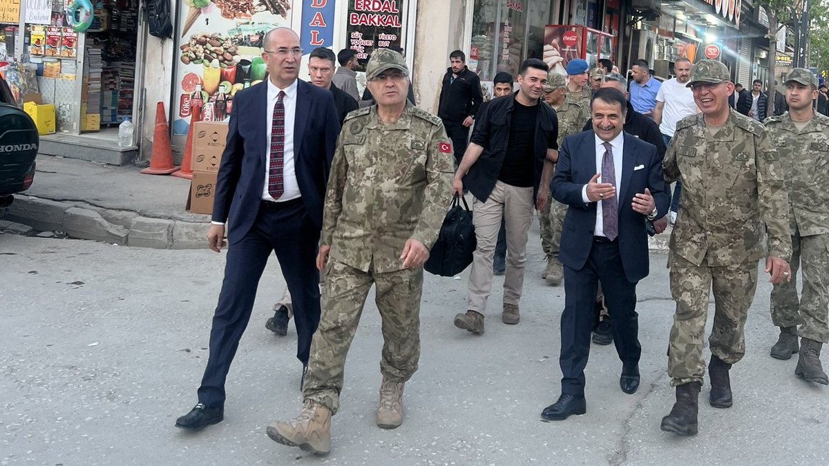 TeomanZeydan's tweet photo. Bir dizi temaslarda bulunmak üzere ilimize gelen Kara Kuvvetleri Komutanımız Orgeneral Sayın Metin Tokel Paşa ile İkinci Ordu Komutanımız Sayın Zorlu Topaloğlu’nu ilçemizde ağırlamaktan onur duyduk.

Program kapsamında esnafımız ve vatandaşlarımızla bir araya gelen kıymetli komutanlarımızın gösterdiği yakın ilgi ve samimiyet, hemşehrilerimiz tarafından da büyük bir memnuniyetle karşılanmıştır.

Devletimizin vatandaşlarımızla kurduğu güçlü bağın sahadaki en güzel örneklerinden birine vesile olan bu anlamlı ziyaret dolayısıyla kendilerine teşekkür ediyor; Yüksekova’mıza gösterdikleri ilgi ve kıymetli destekleri için şükranlarımı sunuyorum.