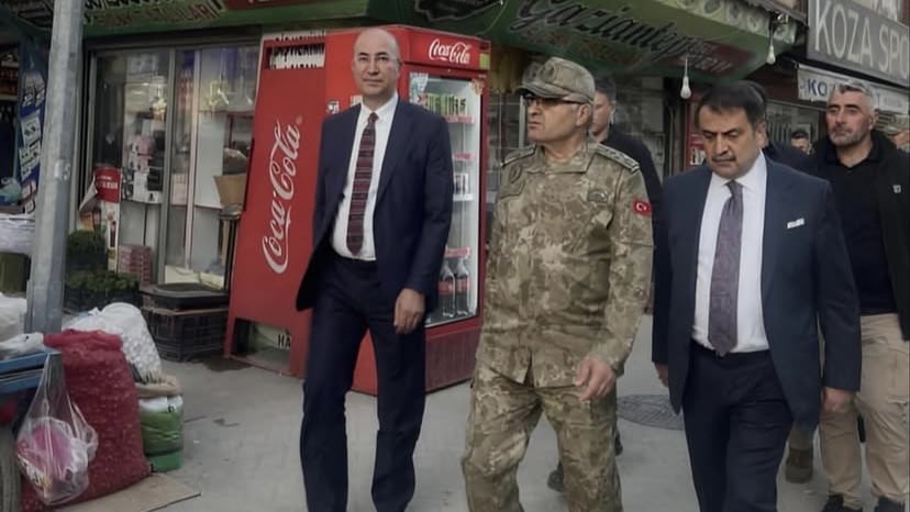 TeomanZeydan's tweet photo. Bir dizi temaslarda bulunmak üzere ilimize gelen Kara Kuvvetleri Komutanımız Orgeneral Sayın Metin Tokel Paşa ile İkinci Ordu Komutanımız Sayın Zorlu Topaloğlu’nu ilçemizde ağırlamaktan onur duyduk.

Program kapsamında esnafımız ve vatandaşlarımızla bir araya gelen kıymetli komutanlarımızın gösterdiği yakın ilgi ve samimiyet, hemşehrilerimiz tarafından da büyük bir memnuniyetle karşılanmıştır.

Devletimizin vatandaşlarımızla kurduğu güçlü bağın sahadaki en güzel örneklerinden birine vesile olan bu anlamlı ziyaret dolayısıyla kendilerine teşekkür ediyor; Yüksekova’mıza gösterdikleri ilgi ve kıymetli destekleri için şükranlarımı sunuyorum.