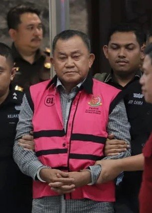 indepenSumatera's tweet photo. 🚨PRABOWO SIKAT BINTANG 3, BINTANG 2 DAN DOSEN YANG KORUP KE KEJAKSAAN AGUNG.

3 tersangka kasus BGN akan di tahan di rutan selemba untuk 20 hari kedepan dan bisa di perpanjangan 

1. Dadan Hindayana: Mantan Kepala Badan Gizi Nasional (BGN). 
2. Lodewyk Pusung ; Mantan Wakil Kepala BGN.
3. Sony Sonjaya: Mantan Wakil Kepala BGN

1. Dadan hindayan adalah Dosen IPB University, pakar entomologi (ilmu serangga/hama tanaman). S1 Proteksi Tanaman IPB (1990), S2 di Jerman (University of Bonn), S3 di Leibniz Universität Hannover (2000).

2. Lodewyk pusung, adalah seorang Mantan pangdam bukit barisan,Panglima Divisi Infanteri 1/Kostrad dan posisi terakhir sebelum ke BGN  adalah Asisten Operasi Panglima TNI.

3. Sony sonjaya, Pernah menjabat Kapolres Majalengka,Kapolres Bandung, Berbagai jabatan di Polda (termasuk Waditreskrimum Polda Jabar dan di Aceh).danJabatan tinggi di Bareskrim Polri.

Tebak berapa lama nanti mereka akan di vonis? Atau dapat amnesti nantinya 🤣