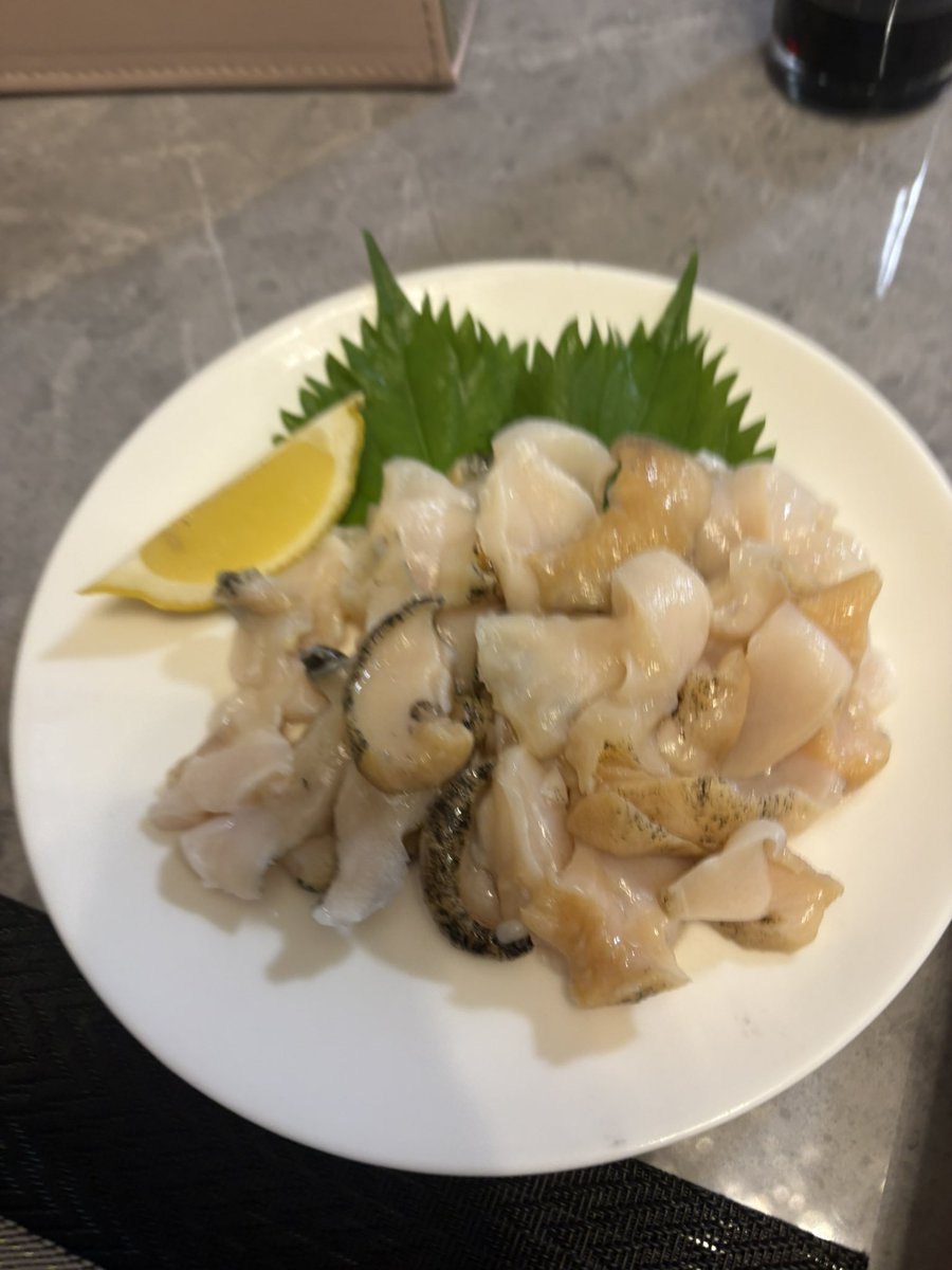 929mari's tweet photo. ブレさんがくれたホッケデカすぎてグリル入らなくて頭と尻尾切り落としてやっと入った🤣🤣
ときしらずで作ったあら汁脂のってるからおいしすぎた！！
つぶ貝は子供と一緒に殻割ったり作るのも楽しかったよ🥰🥰
ありがとう！ https://t.co/UCXvUS3eEC