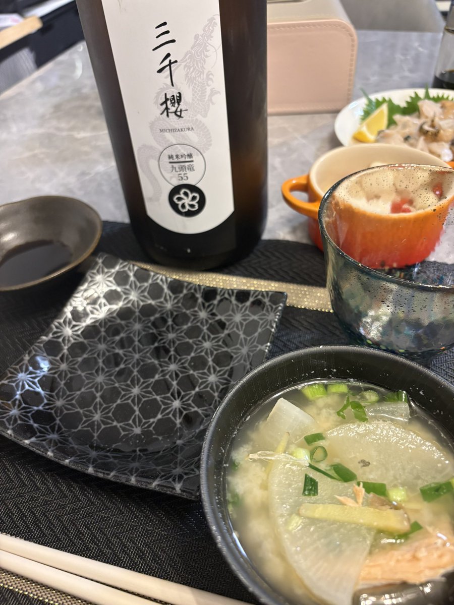 929mari's tweet photo. ブレさんがくれたホッケデカすぎてグリル入らなくて頭と尻尾切り落としてやっと入った🤣🤣
ときしらずで作ったあら汁脂のってるからおいしすぎた！！
つぶ貝は子供と一緒に殻割ったり作るのも楽しかったよ🥰🥰
ありがとう！ https://t.co/UCXvUS3eEC