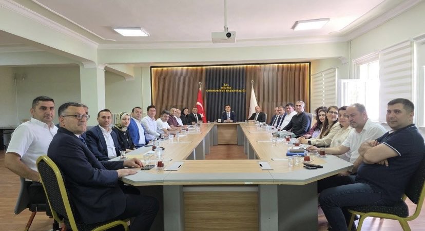 Adaletcac's tweet photo. Midyat Cumhuriyet Başsavcılığınca 1 Haziran Uzlaştırmacılar Günü kapsamında, uzlaştırmacılarla kurumun başarısının artırılmasına ilişkin görüş alışverişinde bulunulmuş, vatandaşlara yönelik uzlaştırmaya ilişkin farkındalık artırıcı faaliyetler ve bilgilendirmeler yapılmıştır. https://t.co/9BgK0w4NB8