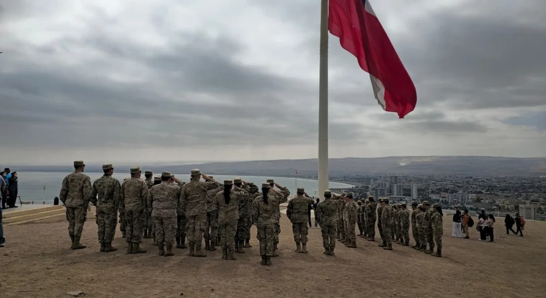 Ejercito_Chile's tweet photo. 𝐄𝐣𝐞́𝐫𝐜𝐢𝐭𝐨 𝐲 𝐒𝐚𝐧 𝐌𝐚𝐫𝐜𝐨𝐬 𝐝𝐞 𝐀𝐫𝐢𝐜𝐚 𝐮𝐧𝐞𝐧 𝐡𝐢𝐬𝐭𝐨𝐫𝐢𝐚, 𝐝𝐞𝐩𝐨𝐫𝐭𝐞 𝐞 𝐢𝐝𝐞𝐧𝐭𝐢𝐝𝐚𝐝 𝐫𝐞𝐠𝐢𝐨𝐧𝐚𝐥 ➡️ https://t.co/2ytBcc7PHZ

Conoce los detalles sobre la alianza que busca promover la identidad regional y desarrollar iniciativas conjuntas en beneficio de la comunidad. #AsaltoYTomaDelMorro #Arica #EjércitoDeChile #InfanteríaChilena