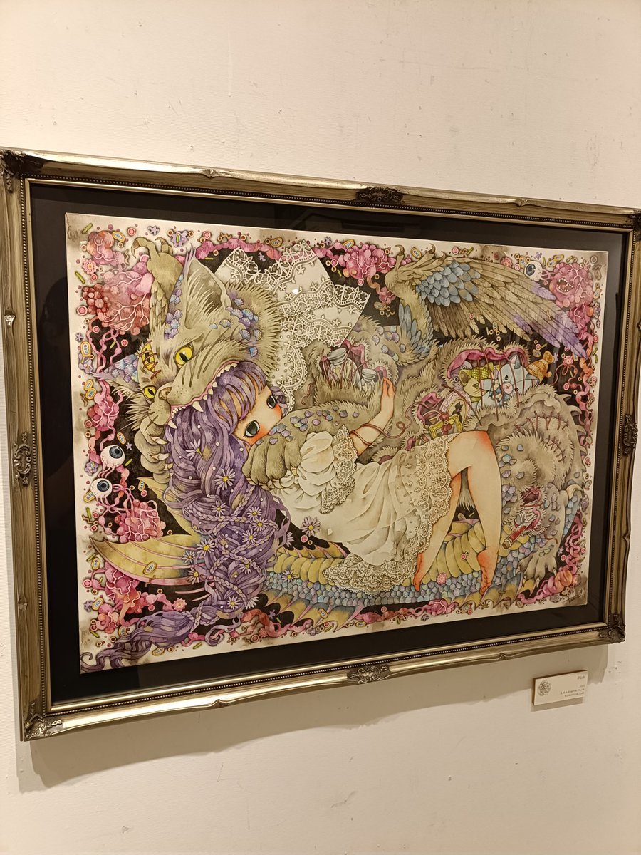 tama3xxx's tweet photo. 個展メインビジュアル「Wish」についてのお話。
少し長いけれど、ここに記します。

最愛の猫を亡くしてしまった少女は、悲しみに耐え切れず、どうにかしてもう一度猫に会いたいと願い、再生の儀式を行います。
蘇りに成功したものの、生前とは全く違う姿になってしまった猫。それでも少女は再び猫を抱きしめる悦びに浸ります。このまま喰われて、一緒に冥界を彷徨う事を望んでいるかのように。

少女の髪にはシオンの花(花言葉:追憶)と二重螺旋(DNAの構造)の三つ編みが施され、かつて猫であった生物の体内には、ぬいぐるみや首輪、血液や骨の欠片など生前の猫の要素が詰め込まれています。

私の愛猫が連続で病気になったり、友人のペットが亡くなってしまったりという事が続き、大切な存在の喪失を考える中で生まれた絵です。
二度と会えないと分かっていても、心の中で何度も振り返り、もしかしたらと夢みる事を止められない気持ちが誰しもあるのではと思います。
いつか、悲しみが美しい風景となって降り注ぐ日が訪れると良いなあという願いと、魂の救いを求めて描きました。描きながら、限りある命と時間の大切さを思い、生き物がより愛おしくなりました。
この絵を見て下さる方も、穏やかな気持ちになれますように。

最後までお読み頂き、
ありがとうございました。

※ヴァニラ画廊にて6月14日まで展示中です。