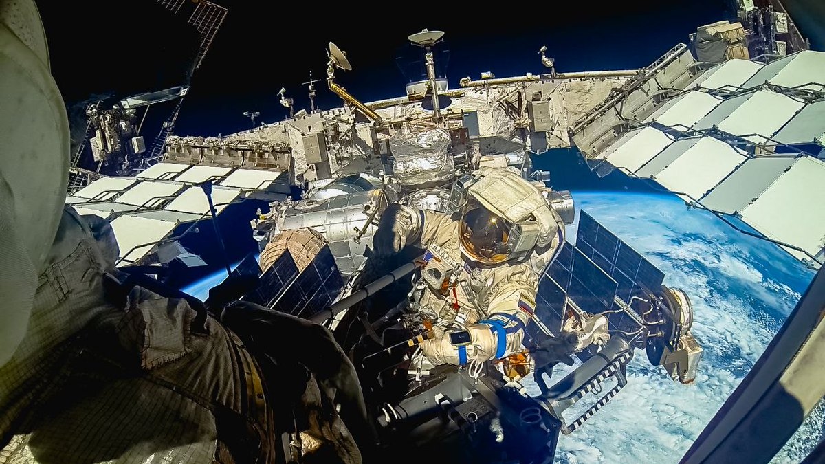 robert_savitsky's tweet photo. Few photos from the recent spacewalk, posted by cosmonaut Sergey Kud-Sverchkov https://t.co/sgcDjQFFch