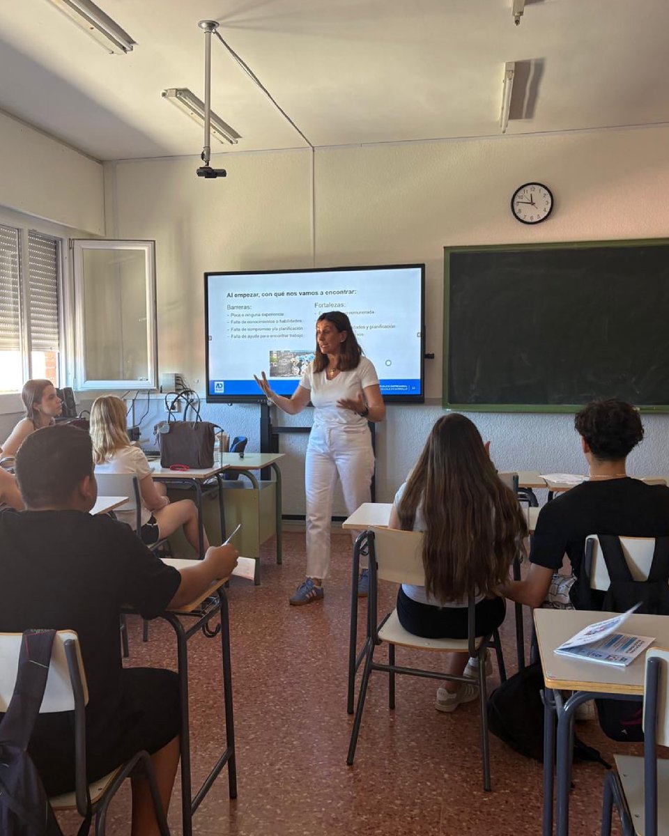 ADesarrollo's tweet photo. 📄 ¿Tu CV realmente habla bien de ti?
🔎 ¿Sabes cómo organizar una búsqueda de empleo de forma más estratégica?
Hoy, parte del equipo de empleo de #AlcaláDesarrollo ha dado una charla en el EIS Alkal’a Nahar para compartir herramientas y consejos prácticos.
#OrientaciónLaboral https://t.co/UcuhQWPVDL