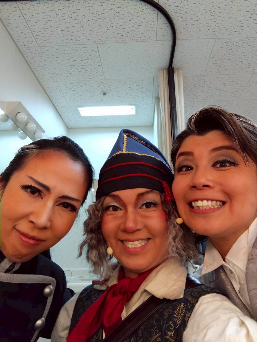 Aile_aaaa's tweet photo. 私ったら本当に自分では写真を撮らない人間でして。
しかもカメラを向けられたら変顔してしまう人間でして。
なのでお見せできる写真があまりないのですが数枚あったまともなやつを😌

①ピース囚人
②たまたまそこにいた人たち
③おじさんたち
④変顔してー！って言われたからしたのに裏切られたやつ https://t.co/jsZyccDLno