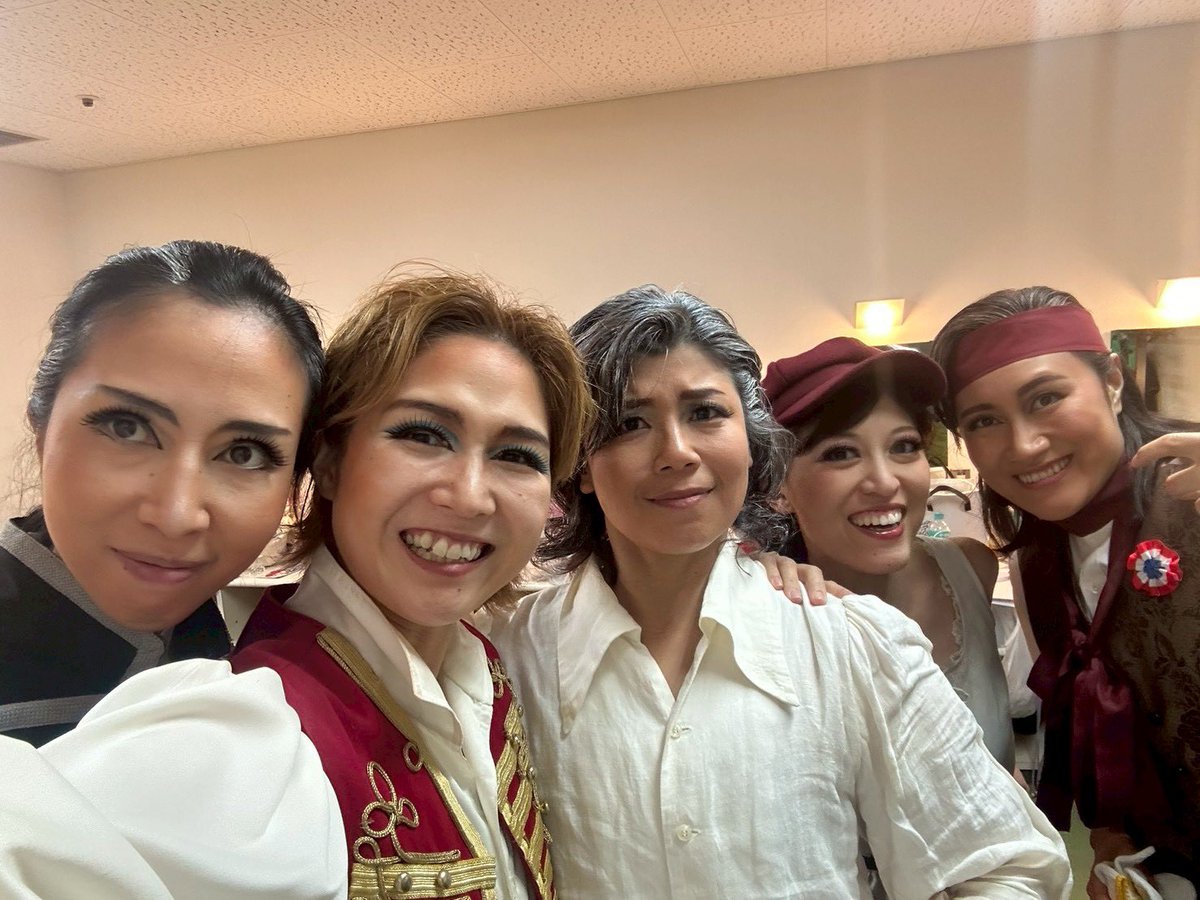 Aile_aaaa's tweet photo. 私ったら本当に自分では写真を撮らない人間でして。
しかもカメラを向けられたら変顔してしまう人間でして。
なのでお見せできる写真があまりないのですが数枚あったまともなやつを😌

①ピース囚人
②たまたまそこにいた人たち
③おじさんたち
④変顔してー！って言われたからしたのに裏切られたやつ https://t.co/jsZyccDLno