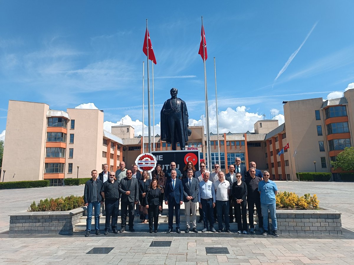 erzincancevre's tweet photo. Dünya Çevre Haftası kapsamında, çevre bilincinin artırılması ve gelecek nesillere daha yaşanabilir bir dünya bırakılması amacıyla İl Müdürümüz Sn. Selçuk AYDIN ve beraberindeki heyet, Belediye Başkanımız Sn. Bekir AKSUN'u ziyaret etti.
#Dunyabizeemanet 
#sıfıratık https://t.co/Mq1KKC3Qqt