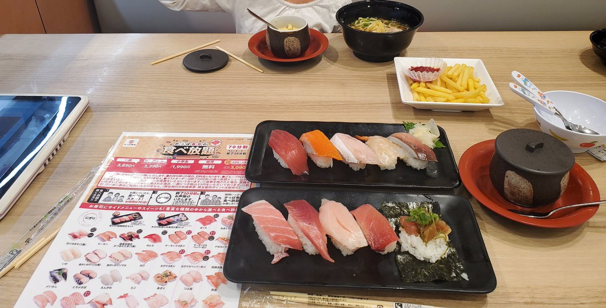 newone124's tweet photo. 台風により学校休校💦
午後お休み頂き、子供とかっぱ寿司の食べ放題へ🍣

前回、急いで食べ過ぎて気持ち悪くなった経験を生かし、ゆっくり、美味しく頂きました😋

夜はローソン盛り過ぎ巡りランしましたが、不発🙅‍♂️
ファミマの巨大祭りのお菓子を買って帰宅🏠️ https://t.co/NvDtZ5V5EL