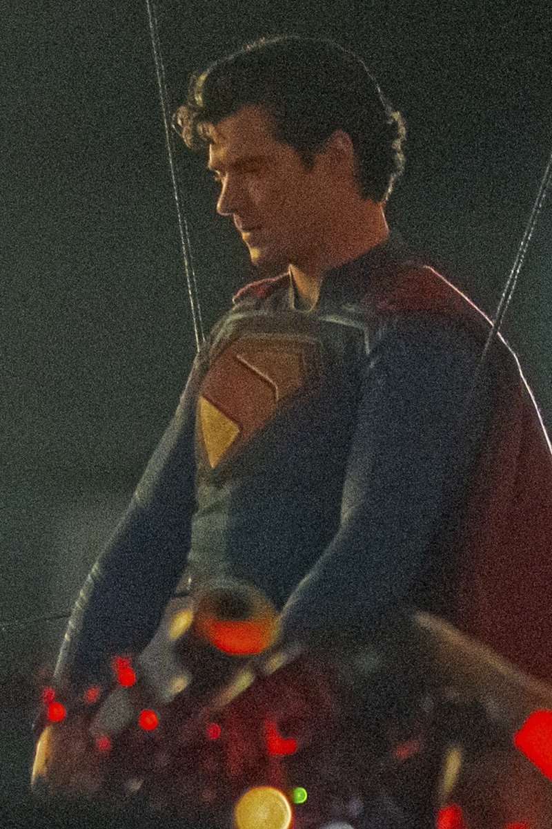 SuperSagaNews's tweet photo. James Gunn confirms David Corenswet's 'Man of Tomorrow' suit is "not the exact same" suit from 'Superman' https://t.co/3QWWU5u5vt