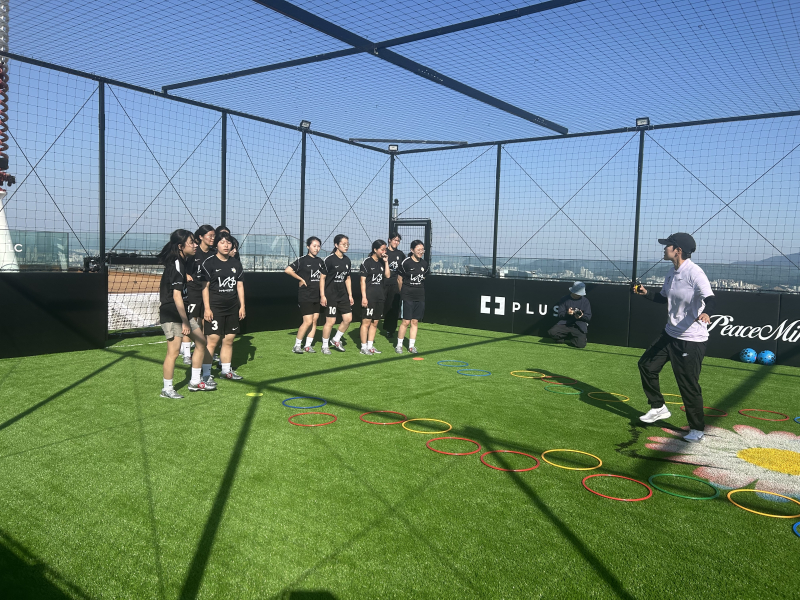 archivedbb's tweet photo. a special girls’ football training session took place in seoul as part of the Nike x KFA x PMO project. 

the event showcased nike’s ongoing support for girls’ sports programs in korea, while also placing the PMO collaboration at the center of the launch.

https://t.co/P2r1jpCBoe https://t.co/ENYCBXFfE7