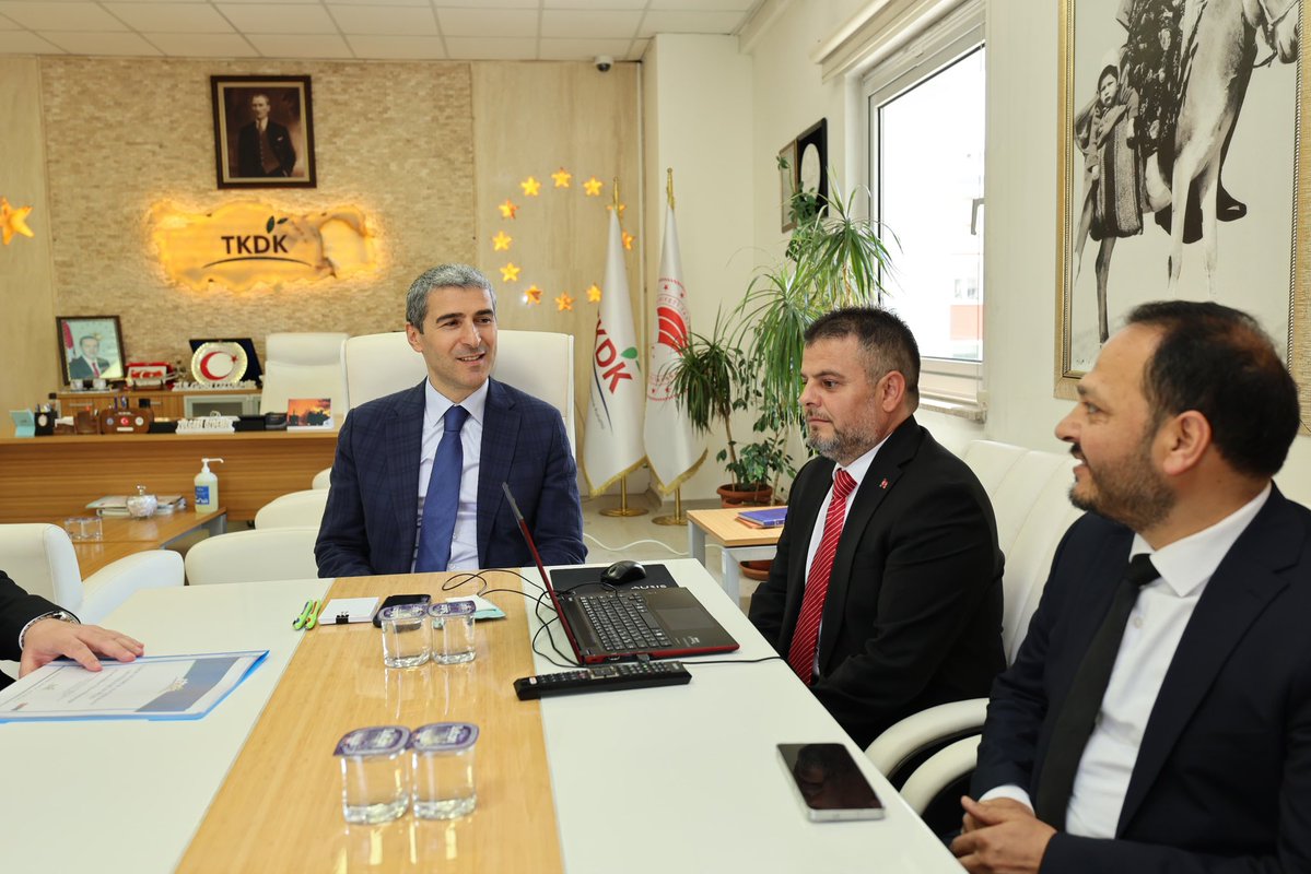 AfyonValiligi's tweet photo. Valimiz Dr. Naci Aktaş, Tarım ve Kırsal Kalkınmayı Destekleme Kurumu (TKDK) İl Koordinatörlüğünü ziyaret ederek İl Koordinatörü Zülgari Özdemir’den kurumun çalışmaları hakkında brifing aldı.

Toplantıda; IPARD Programı kapsamında ilimizde desteklenen projeler, devam eden yatırımlar, kırsal kalkınma hedefleri, tarımsal üretimin güçlendirilmesine yönelik destek mekanizmaları ve önümüzdeki dönemde hayata geçirilmesi planlanan projeler ele alındı.