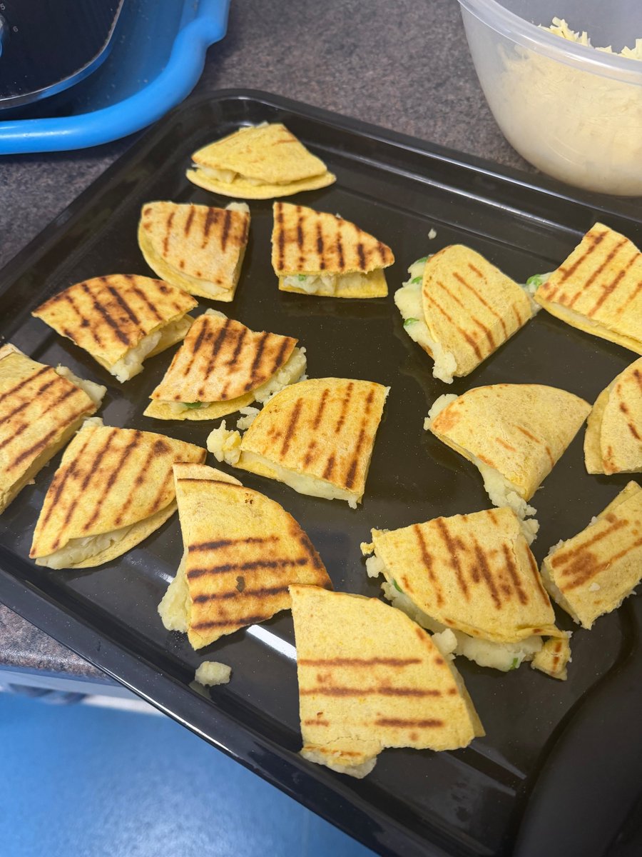 StGilesPrimary's tweet photo. Coinciding with the World Cup our @FFLWalsall
Team have prepared Chive and Pea Tortillas. First up- . Mexico... 🇲🇽Fresh ingredients sourced from our own herb garden and vegetable patch. https://t.co/jfeIvaxbDU