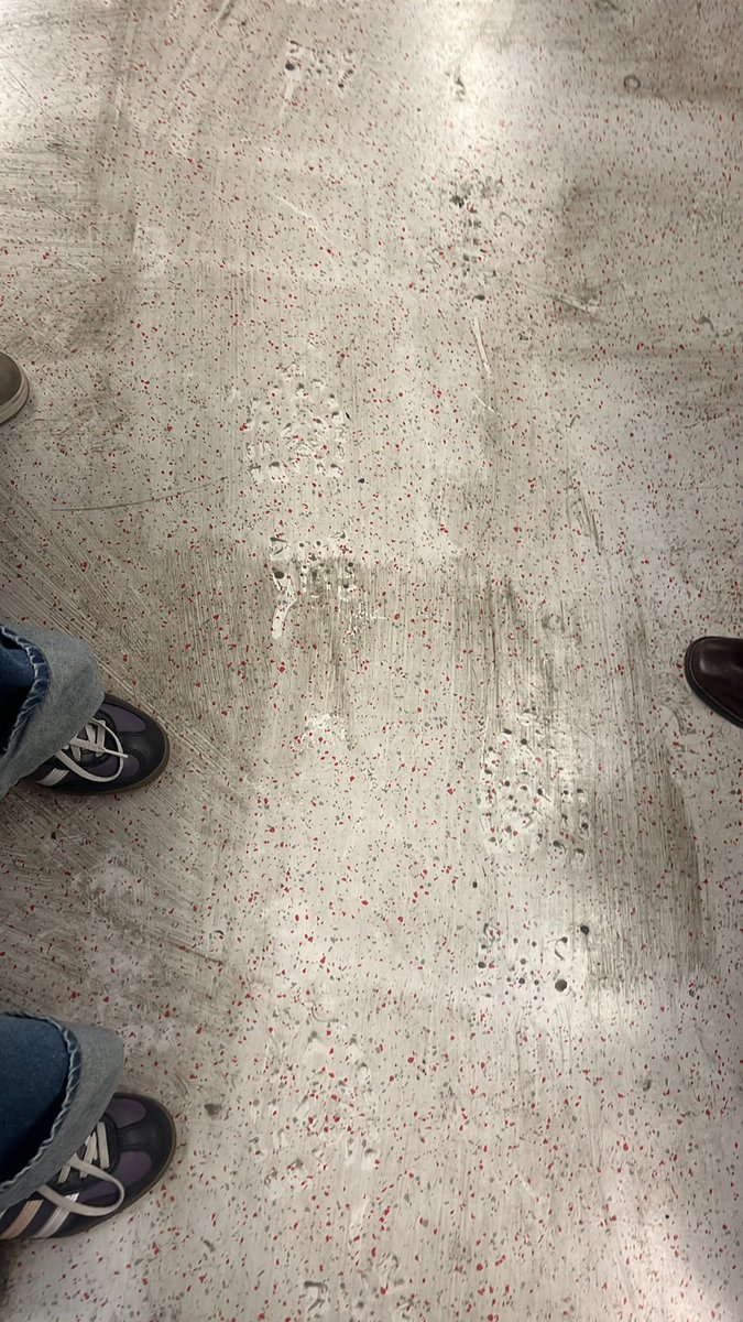 MandarinaWidget's tweet photo. que onda lo cochino que esta el piso de este vagón? @metrodesantiago https://t.co/SgxL3FUySK