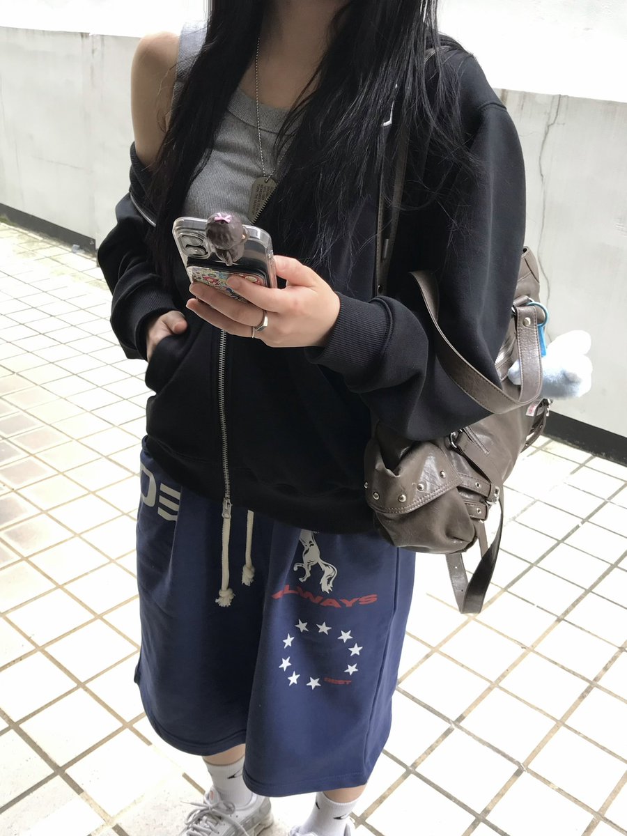chaeleee_'s tweet photo. 아모우 홀스 원턱 버뮤다 팬츠 블루
📎 https://t.co/ti0vPWvjtf

말의 해에 답게 홀스 프린팅이 포인트인 버뮤다 팬츠! 심심하지 않은 레터링이랑 프린팅 포인트가 많아서 힙하게 입기 좋은 듯•• 편하게 입고 나가기 좋아서 전 이렇게 입고 한강 갔어요🖤👍🏻 https://t.co/fx8aumIgYJ