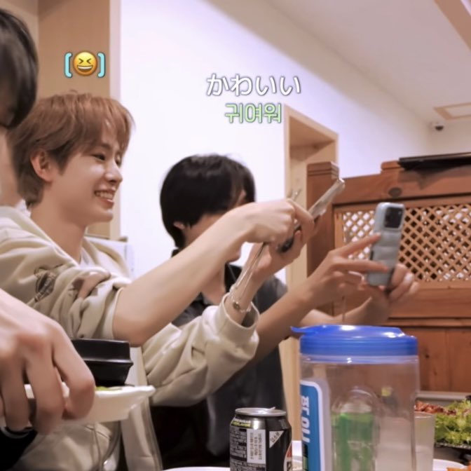umlwish's tweet photo. 이런 얼굴로 찍은 사진이라니 https://t.co/XeEHhSFbvA
