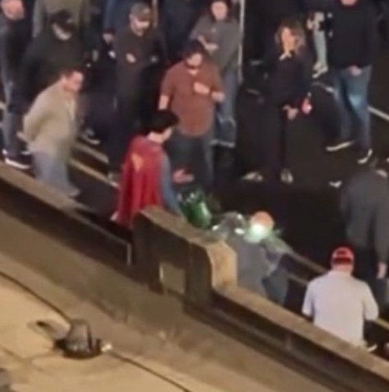 SuperSagaNews's tweet photo. The crowd that surrounds Superman chants "kill him" as he pummels Lex

(@Tristen_Smith12) https://t.co/Q1ORWl7ZVF