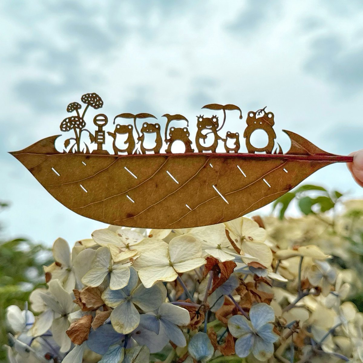 lito_leafart's tweet photo. 「バス、まだかな…？」

#雨の日のお出かけ https://t.co/JJZFFv0IZq