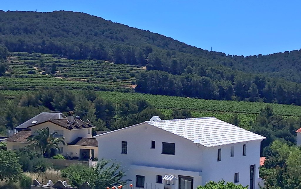 Vakapiupiuu's tweet photo. A Sant Pere de #Ribes alguns han entès que les teulades de les cases no poden ser de color negre o pissarra, que reté molta calor.
Adaptació al "canvi climàtic " escalfament planetari!
#Garraf evolucionant https://t.co/oHTGQx1flu