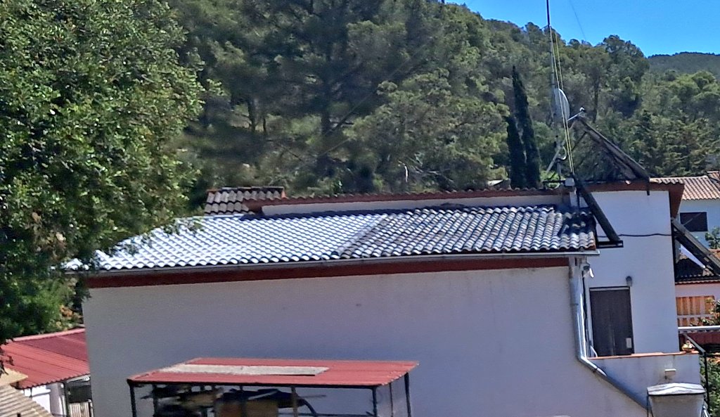 Vakapiupiuu's tweet photo. A Sant Pere de #Ribes alguns han entès que les teulades de les cases no poden ser de color negre o pissarra, que reté molta calor.
Adaptació al "canvi climàtic " escalfament planetari!
#Garraf evolucionant https://t.co/oHTGQx1flu